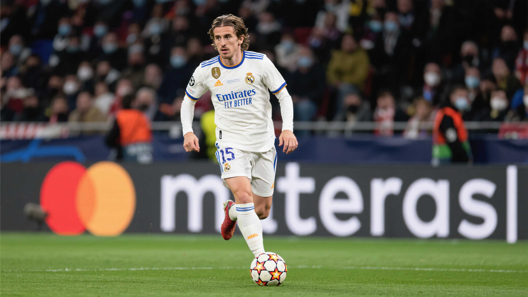 开创新纪录!贝林厄姆为皇马本赛季斩获15球,世俱杯再添战果 加盟之初,人们普遍认为作为一名“正统”中前卫,仅负